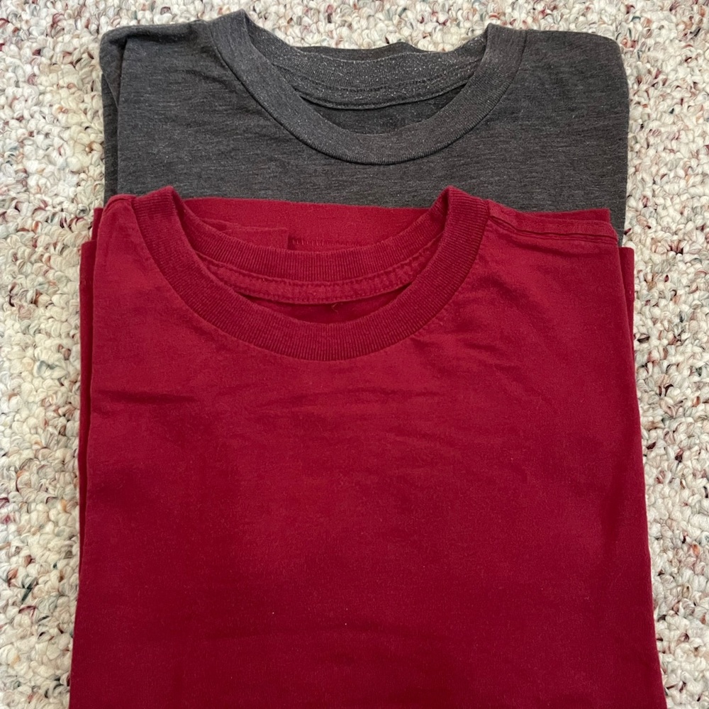 Set of 2 short sleeve T shirts : burgundy (Mossimo athletic fit), charcoal (BDG)